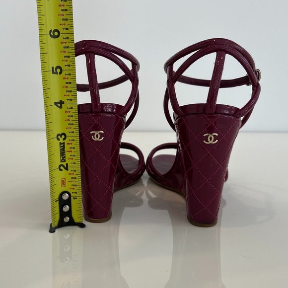 CHANEL FUSHIA PATENT LEATHER WEDGE SANDALS SIZE IT 38 / US 8 - Picture 14 of 16